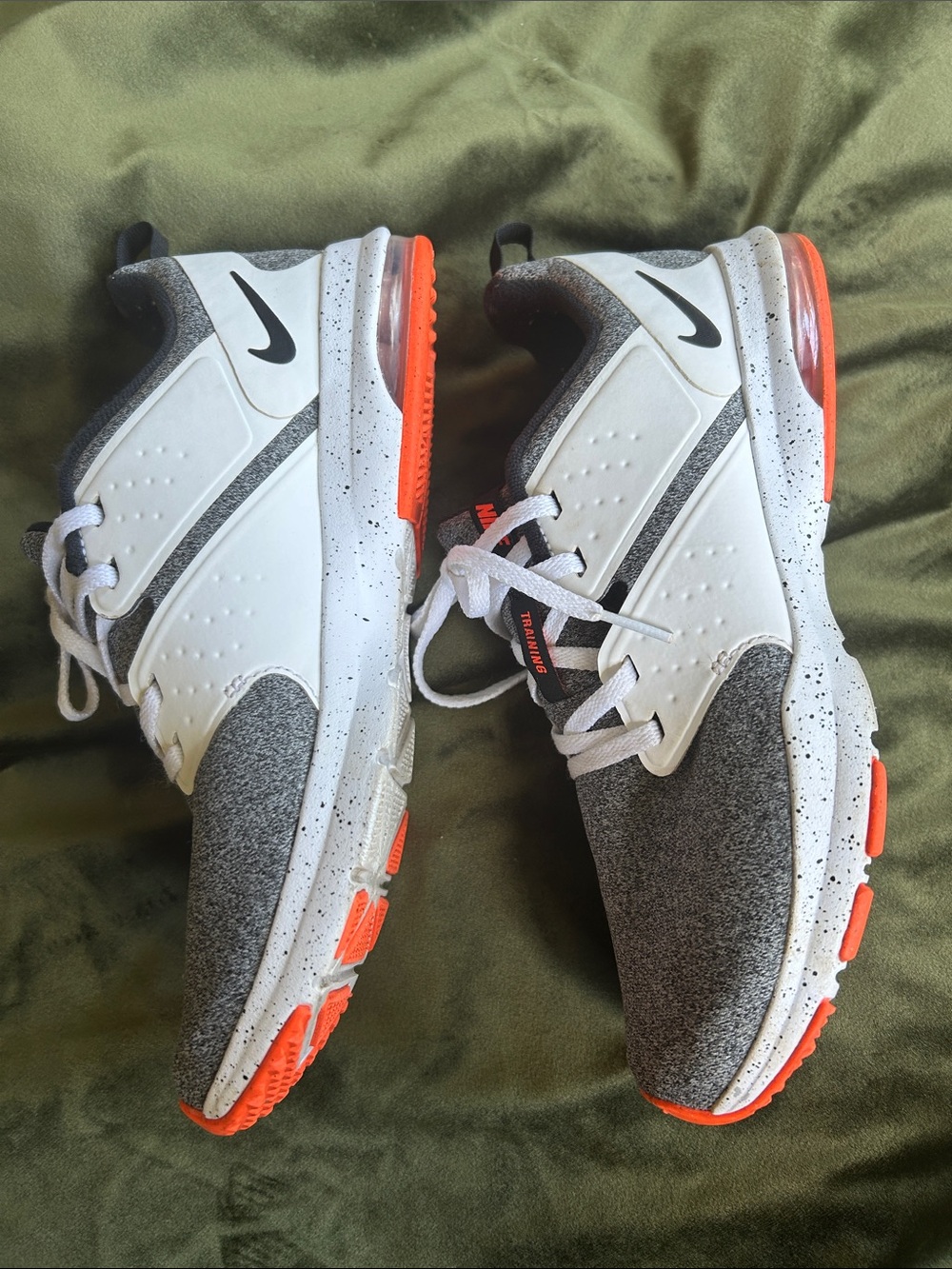 Nike women’s training sneaker. Size 9 - Picture 2 of 8